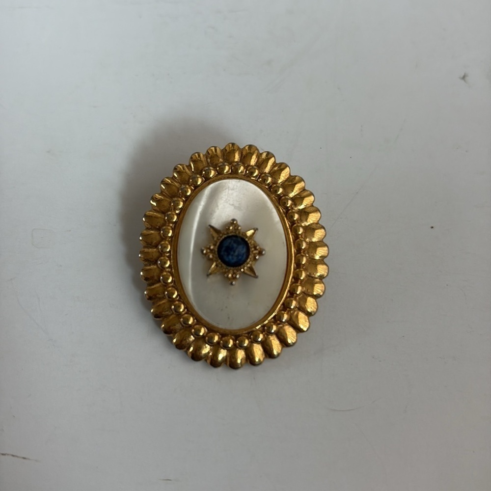 Vintage style gold tone mother of pearl like center w blue stone clip on earring - Picture 5 of 12